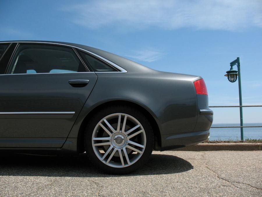 Детали экстерьера Audi S8 (D3) 2008 года  (NA) (фото 57 из 62)